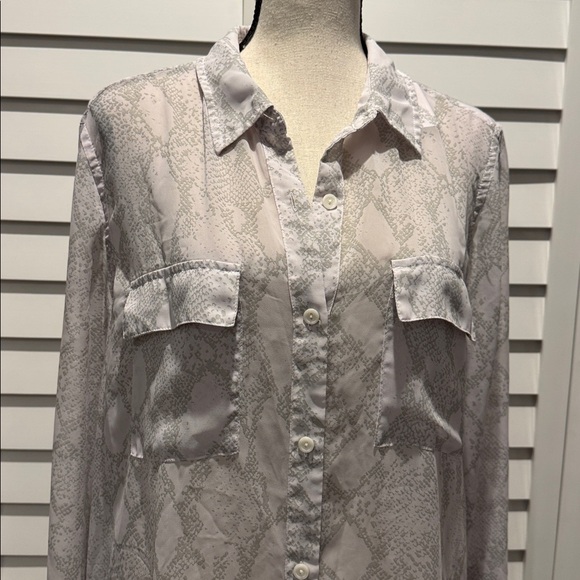 a.n.a Light sheer Gray Snake Print buttoned down Blouse in 100% Polyester. - Picture 2 of 8